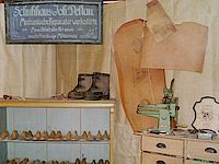 Bild von der Ausstellung "Von Kopf bis Fuß - Friseur, Scheider und Schuhmacher in Griesheim"